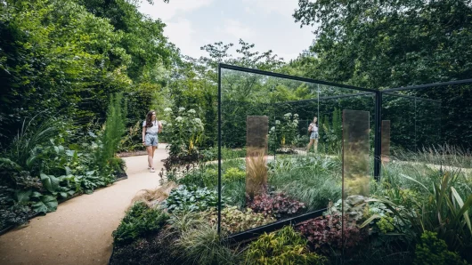 Jeunes femmes se promenant dans un jardin du Festival des jardins à Chaumont-sur-Loire