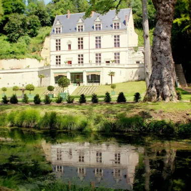 Vue sur le domaine depuis le bord du plan d'eau