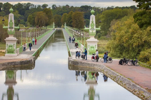 Cyclotouristes sur le pont-canal de Briare