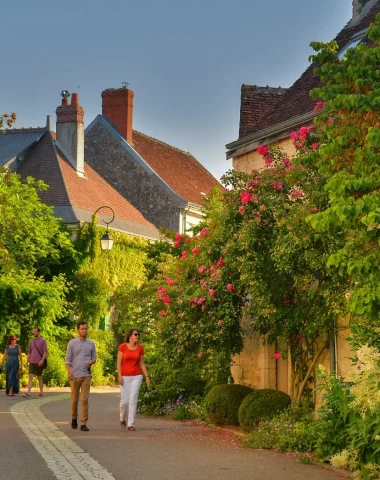 Couple en promenade dans une rue de Chédigny