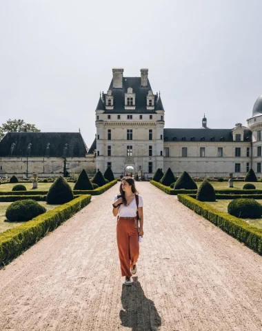 Jeune femme marchant devant le Chateau de Valencay