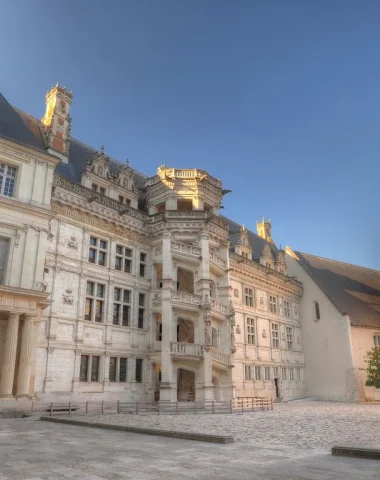 Cour intérieure et l'escalier au Chateau royal de Blois