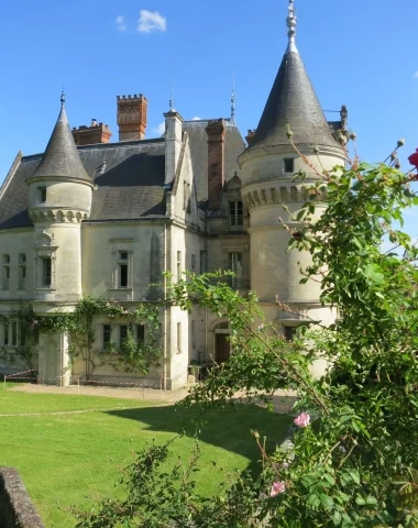 Le chateau de la Bourdaisière vu depuis le jardin, une rose au premier plan