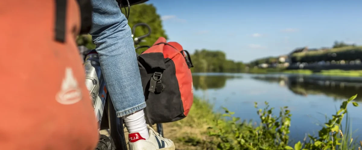 Pied d'un cycliste au bord de Loire