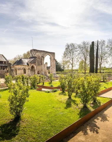 Visiteurs dans les allées du jardin du Prieuré Saint-Cosme