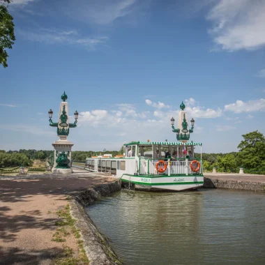 Bateau promenade sur le Pont canal de Briare