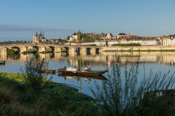 La ville de Blois vue depuis les bords de Loire, des bateaux sur le fleuve